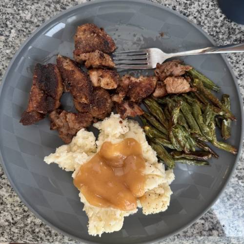 breaded porkchops, green beans, and mashed potatoes with turkey gravy